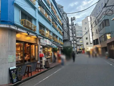 ビロードへの道順 10／10：路地を越えると右手に恵比寿ビロードの入る「アパルトマンイトウ」があります。