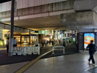 バリエンテへの道順 2／9：駅を背にして右手側に進みます。