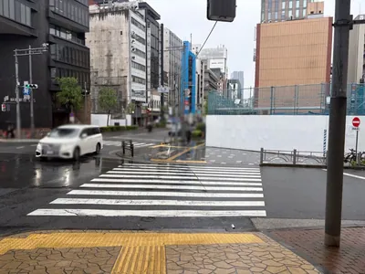 宝泉 （ホウセン）への道順 4／11：二つ目の横断歩道も渡ります。