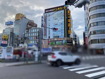 ディースへの道順 3／6：一つ目の横断歩道を渡ります。