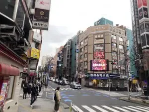 蘭花 （ニューランカ）への道順 9／10：直進すると「新宿区役所通り(風林会館)」の交差点に出るので横断歩道を渡りそのまま直進します。