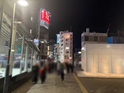 ペガサスへの道順 2／11：駅を背中にして右へ歩きます。