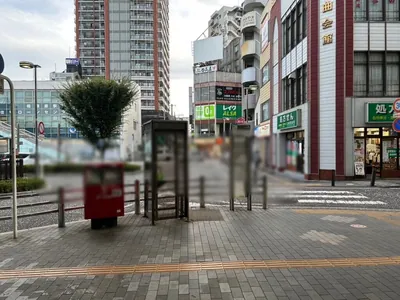 ラグゼリアへの道順 3／5：階段を下ったらロータリーを左手にロータリー沿いを歩き一つ目の横断歩道を越えます。
