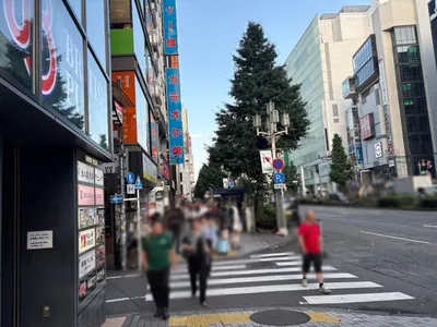 アップス （UP’s）への道順 7／11：二つ目の左手路地も越えて直進します。