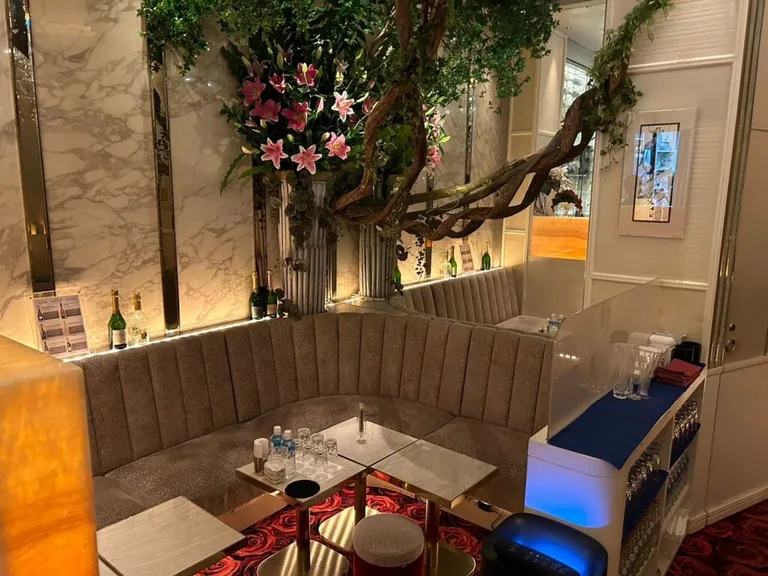 ナナエの店内