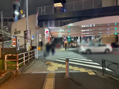 セブンへの道順 5／9：横断歩道を二つ渡り、高架下を進みます。