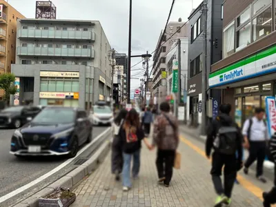グランクラスへの道順 4／7：ロータリーを左手に直進します。