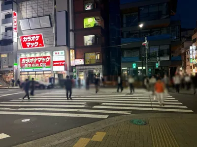 姉キャバ神田南口店 (アネキャバ）への道順 2／3：駅を背にして正面の横断歩道を渡ります。
