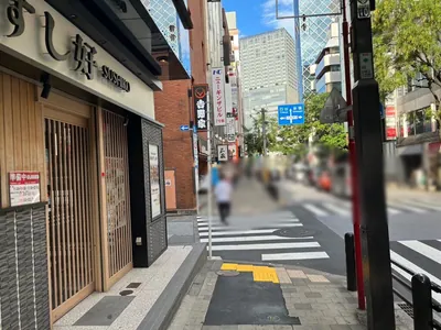 ニューペリエへの道順 5／6：一つ目の路地を左折します。