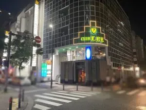 クラブリーへの道順 4／4：右折してから7個目の十字路の左手に関内クラブリーの入る関内プリンス会館があります。