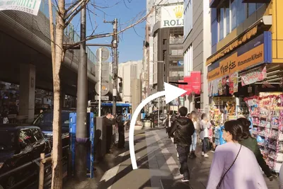 レッジーナへの道順 2／4：直進すると右手にタリーズコーヒーが出てくるので通り過ぎると、MEZZOというお店が出てくるのでその曲がり角を右に曲がります。