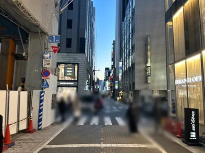 ギンコイへの道順 4／6：一つ目の十字路を超えて直進を続けます。