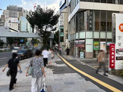 青山ラウンジ(アオヤマラウンジ)への道順 4／7：右手一つ目の路地を越えて直進します。