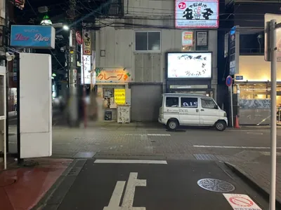 テラスへの道順 5／7：道なりに進み、突き当たり右折します。