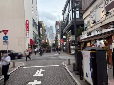B4 （ビーフォー）への道順 3／4：一つ目の十字路を越えて直進します。