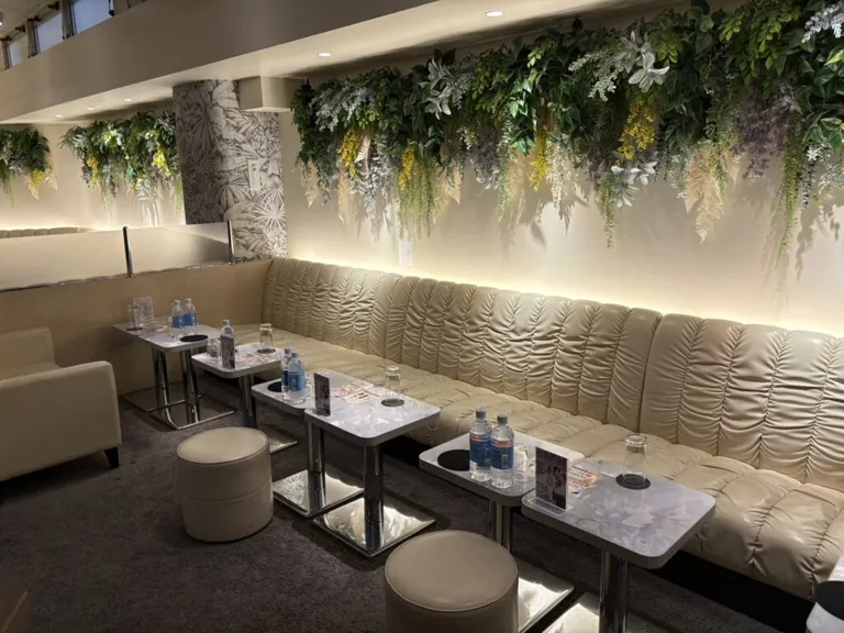 シュシュ新橋烏森口の店内