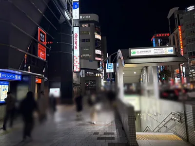 エーピンクトーキョーへの道順 2／8：道路を右手に直進します。