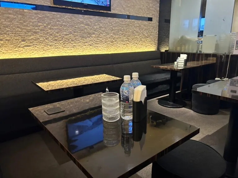 JJ (ジェイジェイ)の店内