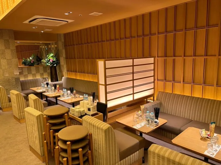 柳 （ヤナギ）の店内