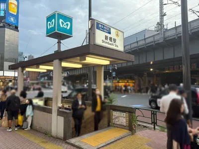 ルクシアへの道順 1／7：銀座線「新橋駅」5番出口を出ます。