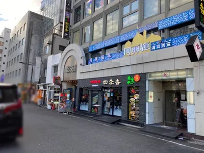 ディースへの道順 6／6：ドン・キホーテの隣りのビルに池袋ディースの入るビルがあります。