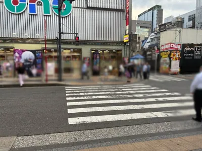 カラット宴への道順 3／11：横断歩道を渡ったら左手の横断歩道を渡ります。