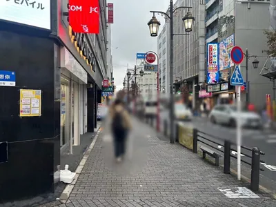 シュシュ 池袋西口店への道順 4／8：横断歩道を渡ったら道路右手に直進します。