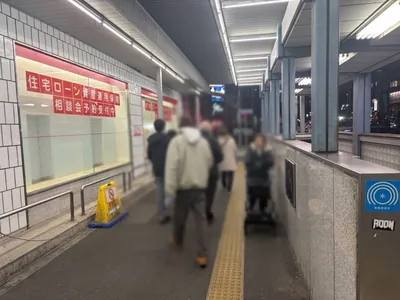 エピックへの道順 2／6：駅を背に右手方向に進みます。