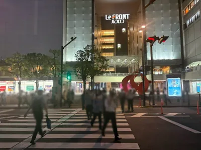 B4 （ビーフォー）への道順 3／10：正面の横断歩道を渡ります。