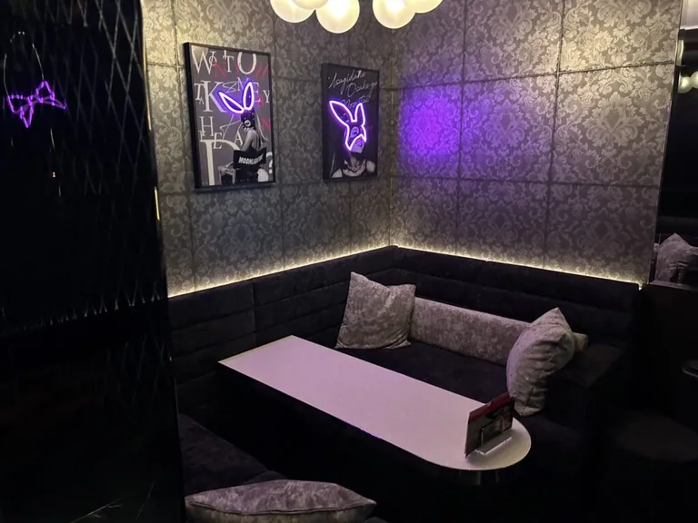 B4 (ビーフォー)の店内