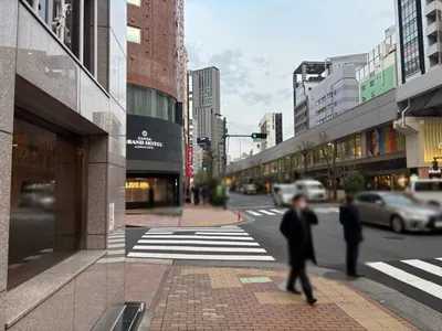 ルナピエーナへの道順 7／10：「難波橋」の交差点を横断歩道を渡って左折します。