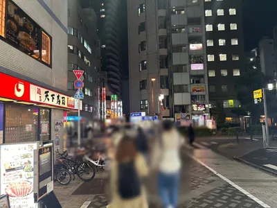 プラナへの道順 7／9：三つ目の十字路を渡って直進します。