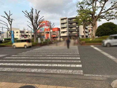 ニューマドンナへの道順 2／4：駅を背に正面の横断歩道を渡ります。