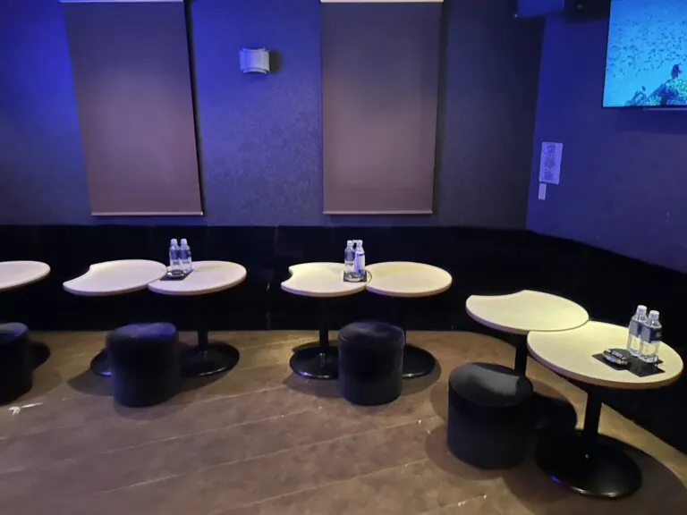 クリスタルキングの店内