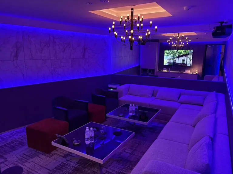 柏　バロールの店内