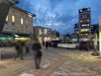 アニューへの道順 2／5：駅を背中にして左へ歩きます。