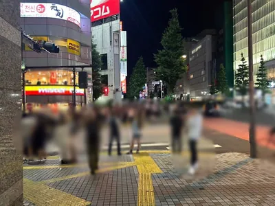 リュクセへの道順 8／12：「新宿区役所」の交差点に出たら横断歩道を渡って左折します。
