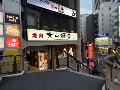 別世界 （ベツセカイ）への道順 5／13：突き当り右手の階段を下ります。