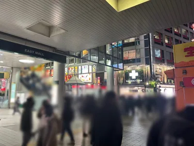ヴェスパーへの道順 4／6：横断歩道を渡ったらマークシティの右脇の路地に入ります。