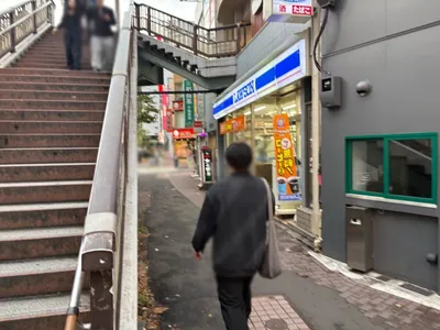 エピックへの道順 6／13：歩道橋を下ったら路地を反対方向へ進みます。