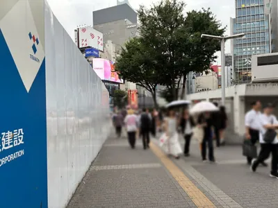 アマテラスへの道順 2／12：駅を背にして線路を左手に直進します。