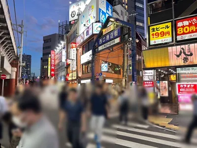 B4 （ビーフォー）への道順 2／5：目の前の「西口商店街」に入ります。