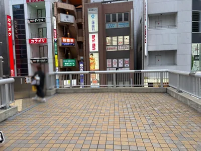 レオンへの道順 3／7：直進して突き当りの左手のエスカレーターを下ります。