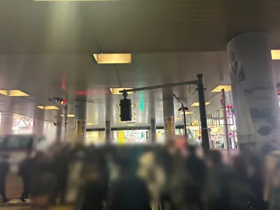 ヴェスパーへの道順 3／6：ガード下の横断歩道を渡ります。