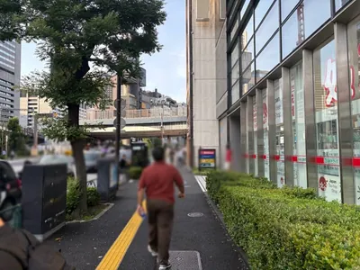 モノリスへの道順 2／10：道路を左手に直進します。