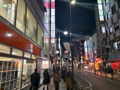 ゼロから始まる彼女への道順 10／10：左折後、少し進むと左手に千葉ゼロから始まる彼女が入る「バーニングプラザ」があります。