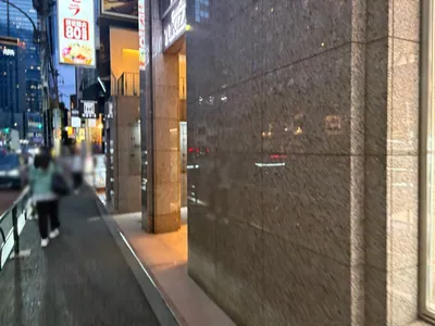 ファブリックU24への道順 8／8：三つ目の路地を越えてすぐ右手に六本木ファブリックU24の入る「ゆきざきビル」があります。
