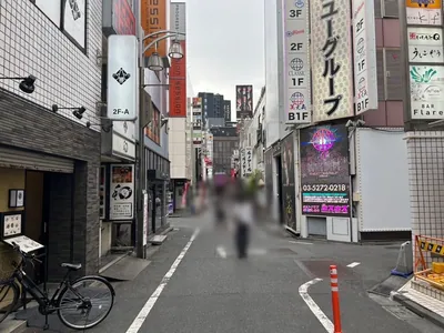 グローブへの道順 10／11：左手の二つ目の路地も越えて直進します。