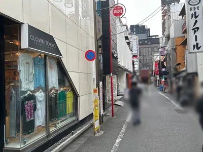 グローブへの道順 11／11：路地を越えた左手に新宿グローブの入る「Ksビル」があります。