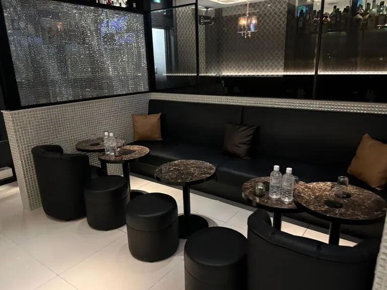 ボンドの店内
